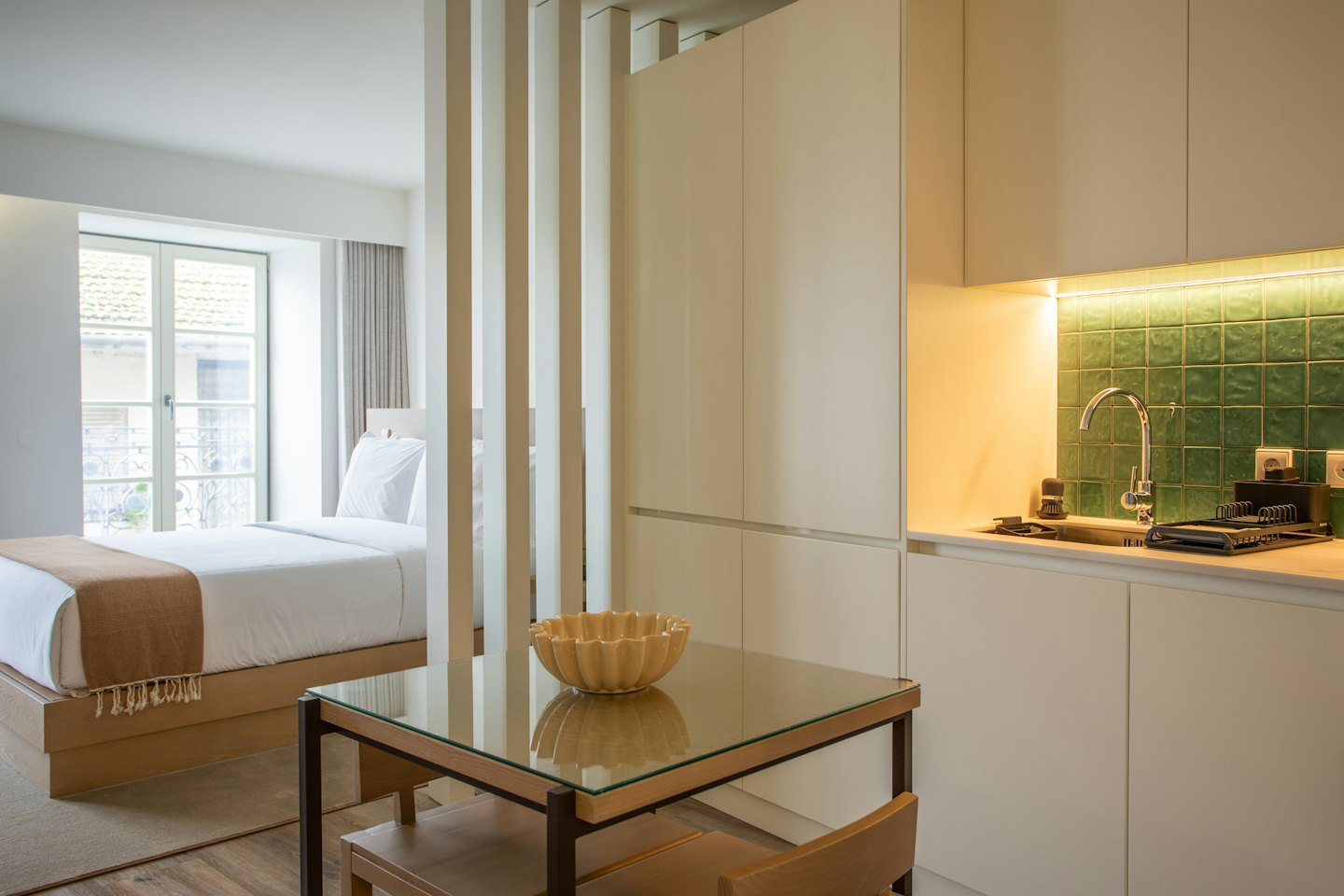 Modernes Studio-Apartment mit Essbereich und Kochnische.
